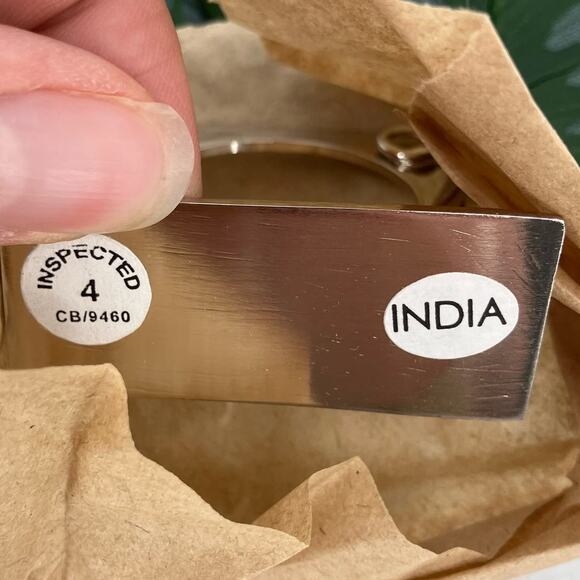 The Pampered Chef 2189 Silver Metal Square Name Card Holder Napkin Ring Set Of 2 - Picture 6 of 6